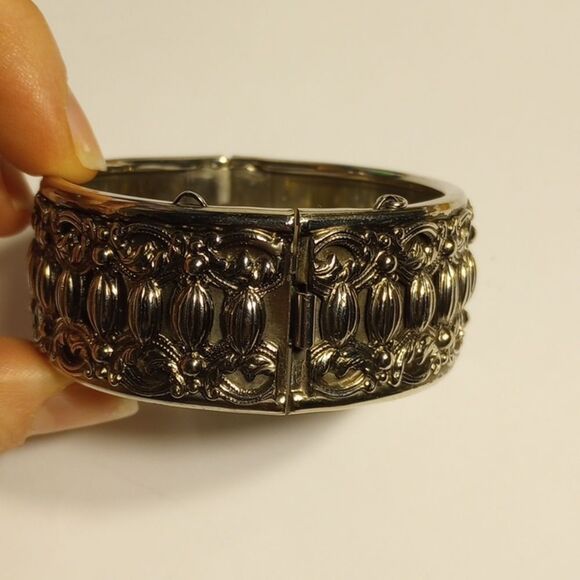 Beautiful Vintage Silver Toned Bracelet - Picture 2 of 7